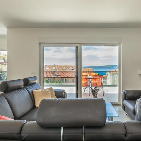 Luxury 2 Bedroom With Sea View Apartment *